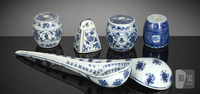 Four weights and two large porcelain spoons with underglaze blue lanca script decoration - 图1